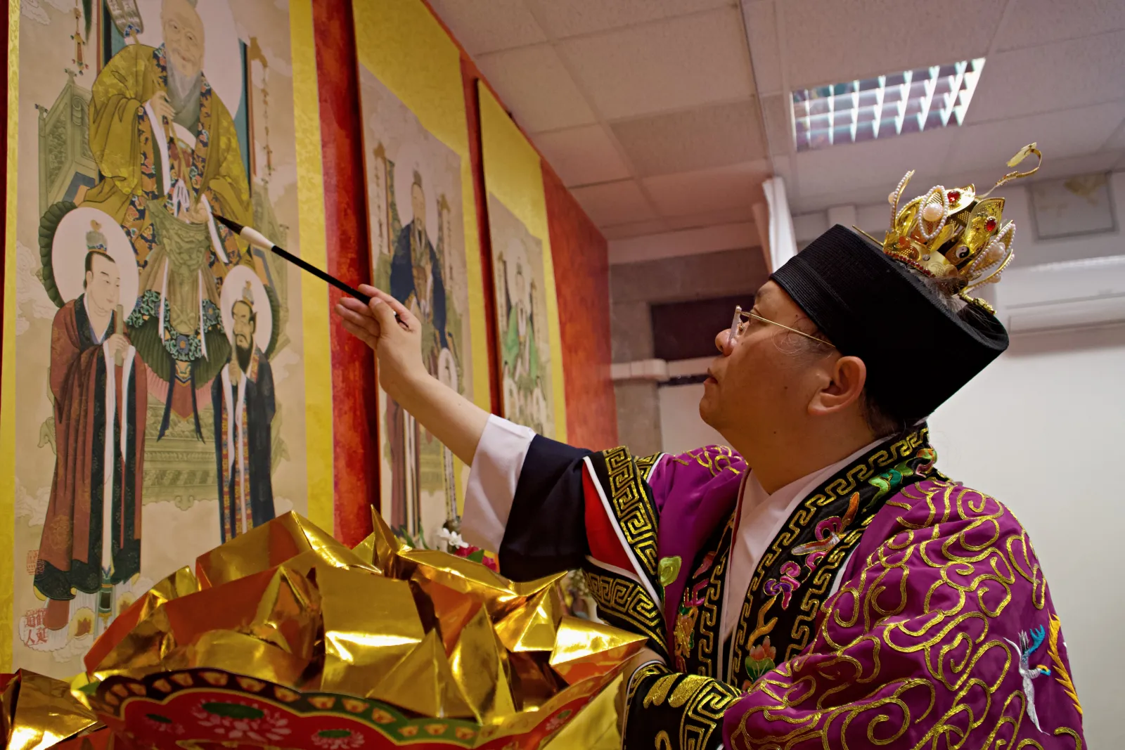 Song Dongchao pri oltarju 