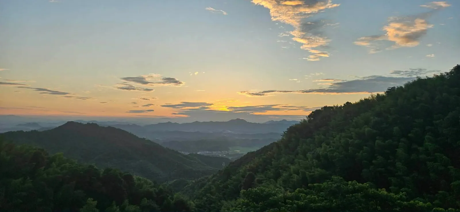 Pogled na vzhod iz templja 